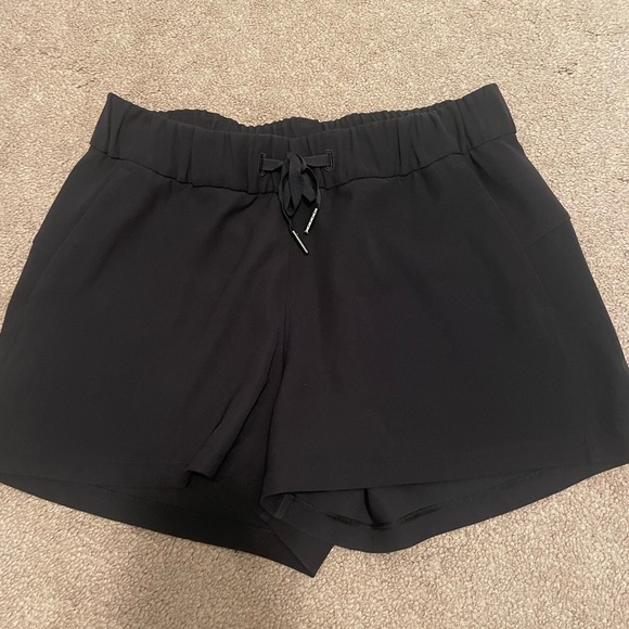 Lululemon shorts w/ pockets - Picture 1 of 3